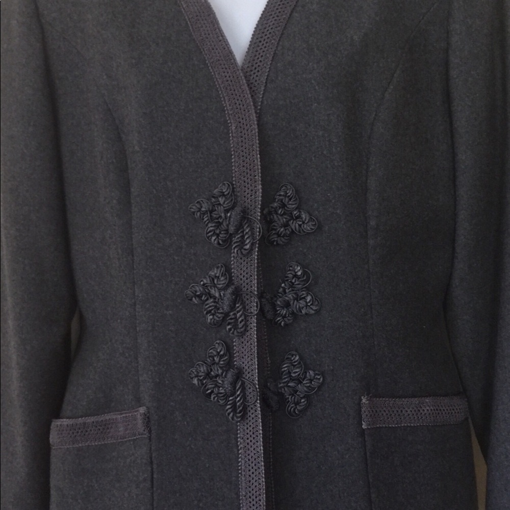 Oscar De La Renta Women’s suit grey 2 piece